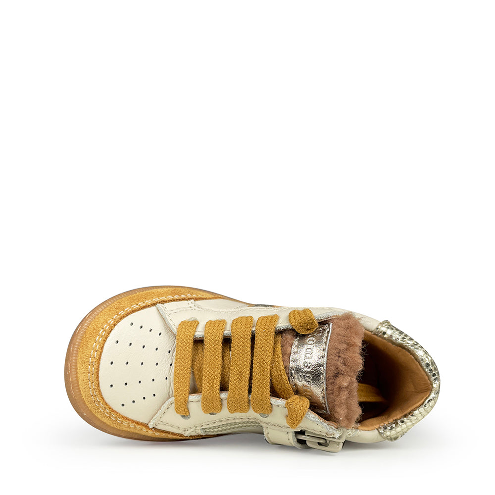 Bovenaanzicht van Romagnoli kindersneaker in wit leer met gouden veters, metallic tong en zachte voering