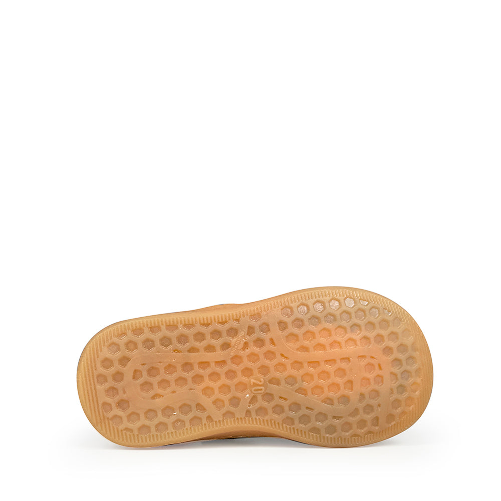 Close-up van honingraatprofiel zool in rubber van Romagnoli kindersneaker wit, goud en zilver