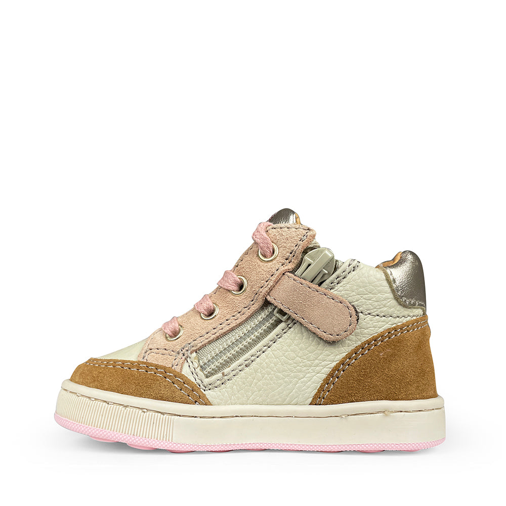 Zijaanzicht van Babybotte sneaker met luipaardprint en roze