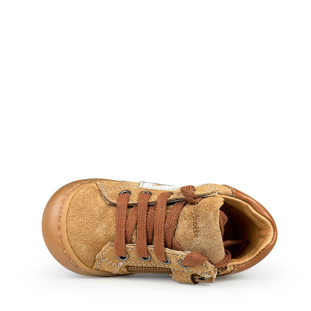 Bovenkant van bruine veterschoen van Babybotte