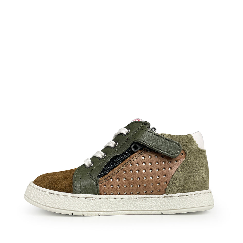 Zijaanzicht van groen met bruine sneaker van pom d'api met ritssluiting