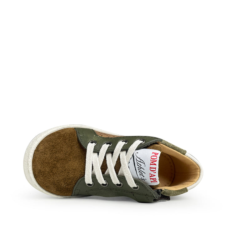 Bovenaanzicht van groen bruine sneaker van pom d'api met witte veters