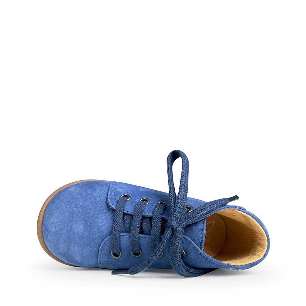 Bovenaanzicht van blauwe veterschoen van pom d'api