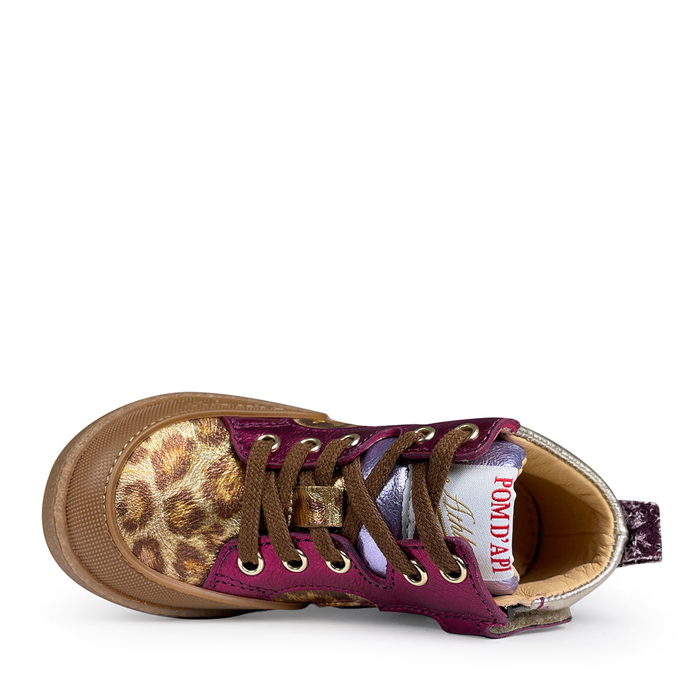 Bovenaanzicht van pom d'api sneaker in fusha met luipaardprint