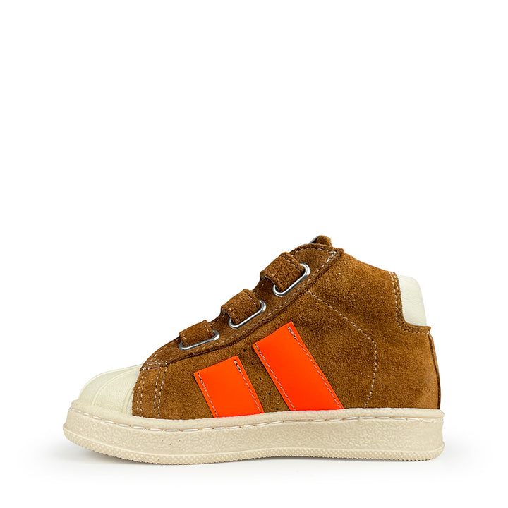 Bruine kindersneaker met oranje accenten en velcro
