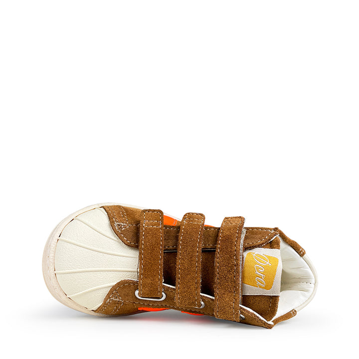 Bovenaanzicht bruine Ocra sneaker met velcro en witte neus