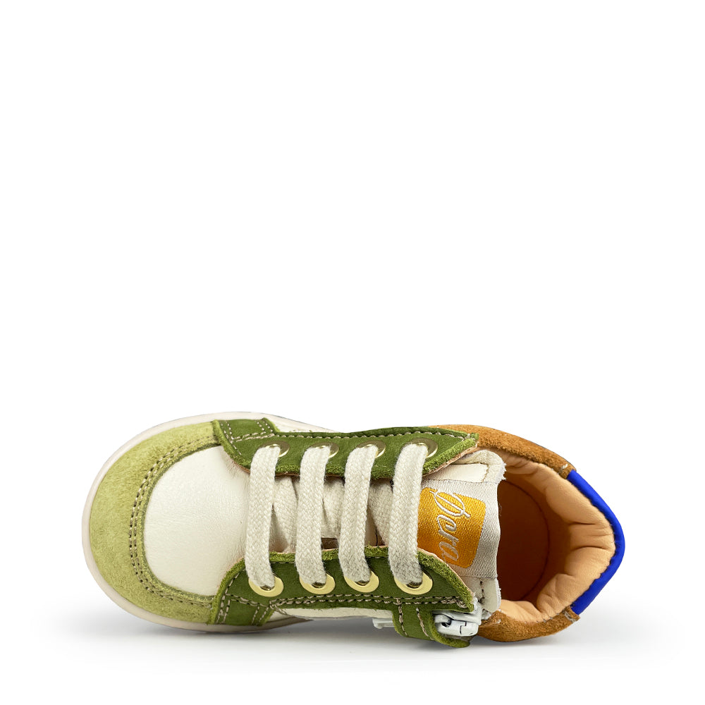 Bovenaanzict Ocra witte sneaker met bruin en groene accenten en witte veters