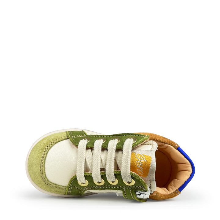 Bovenaanzict Ocra witte sneaker met bruin en groene accenten en witte veters