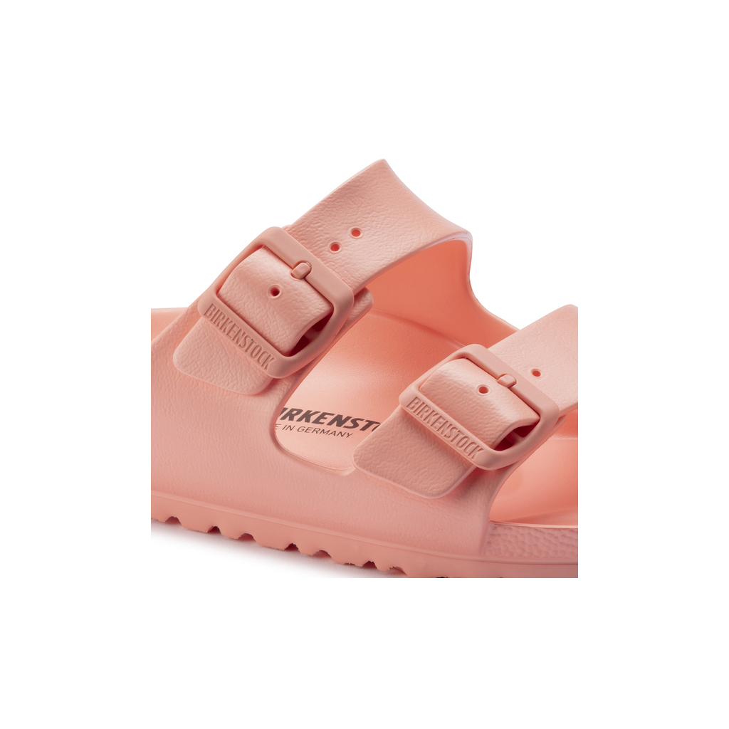 Detail van gesp en waterproof materiaal van de Birkenstock Arizona EVA slippers in coral peach