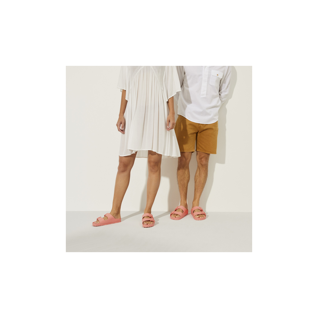Birkenstock Arizona EVA slippers in coral peach waterdicht gedragen door man en vrouw geschikt voor strand of zwembad