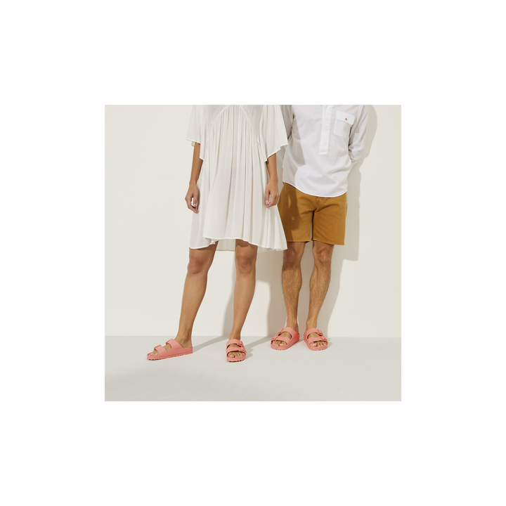 Birkenstock Arizona EVA slippers in coral peach waterdicht gedragen door man en vrouw geschikt voor strand of zwembad