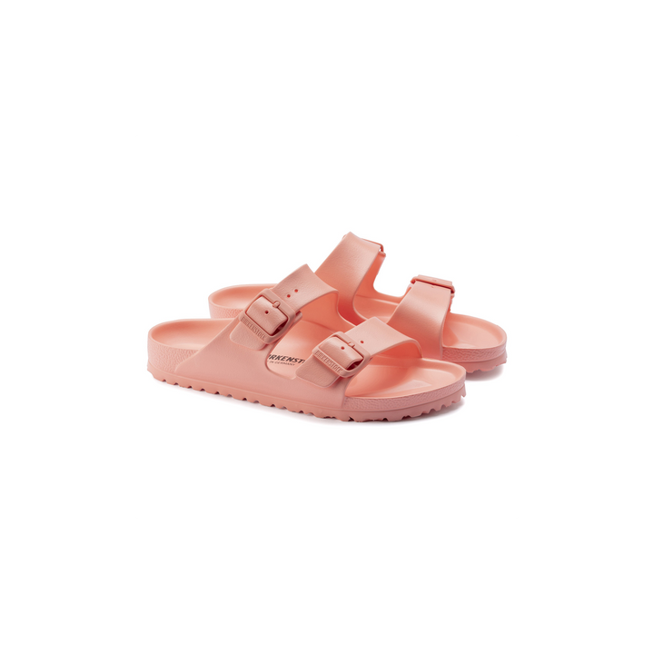 Paar waterdichte Birkenstock Arizona EVA slippers in coral peach met dubbele verstelbare gesp