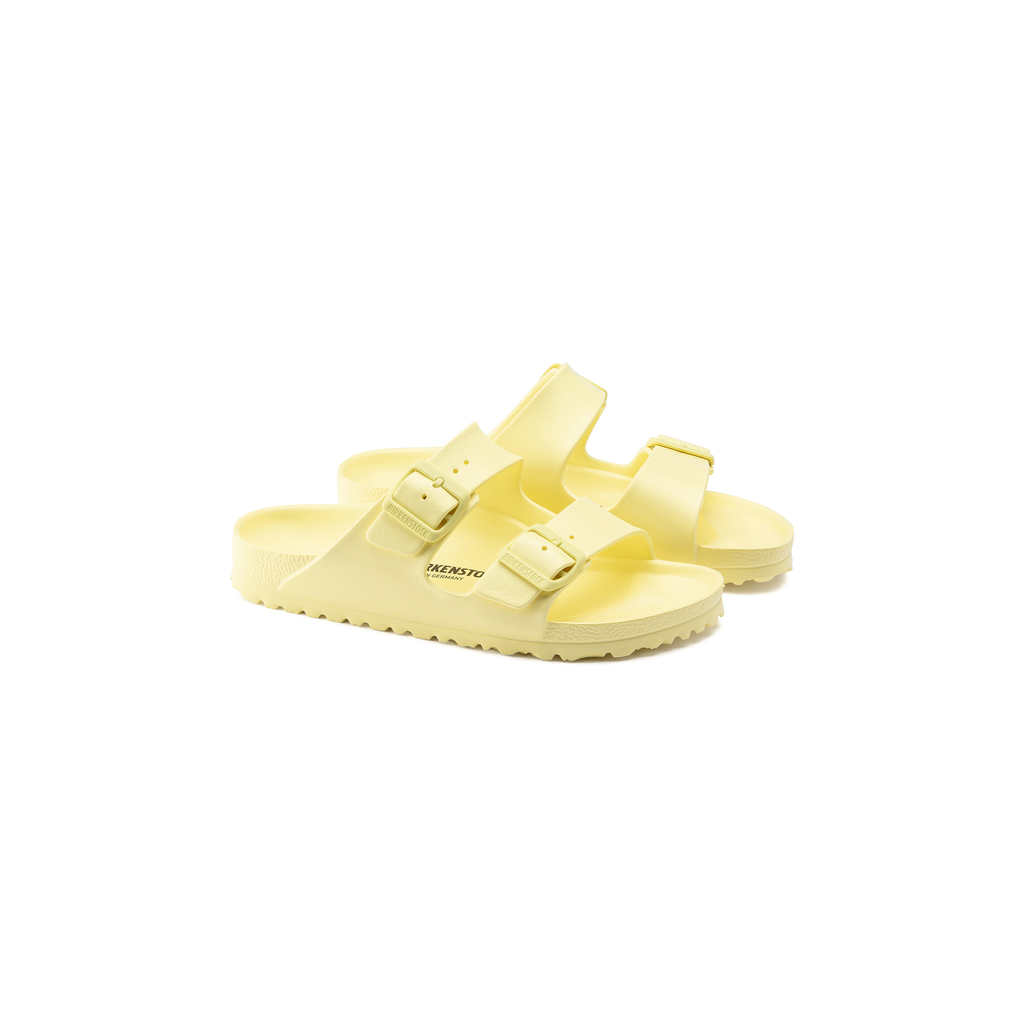 Lifestyle foto Birkenstock Arizona EVA slipper geel aan voeten dames en heren strandproof
