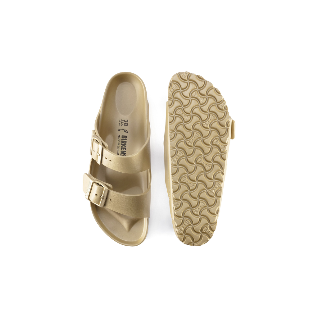 Onderkant en bovenkant van de glamour gouden Birkenstock Arizona EVA slipper lichtgewicht en volledig waterdicht