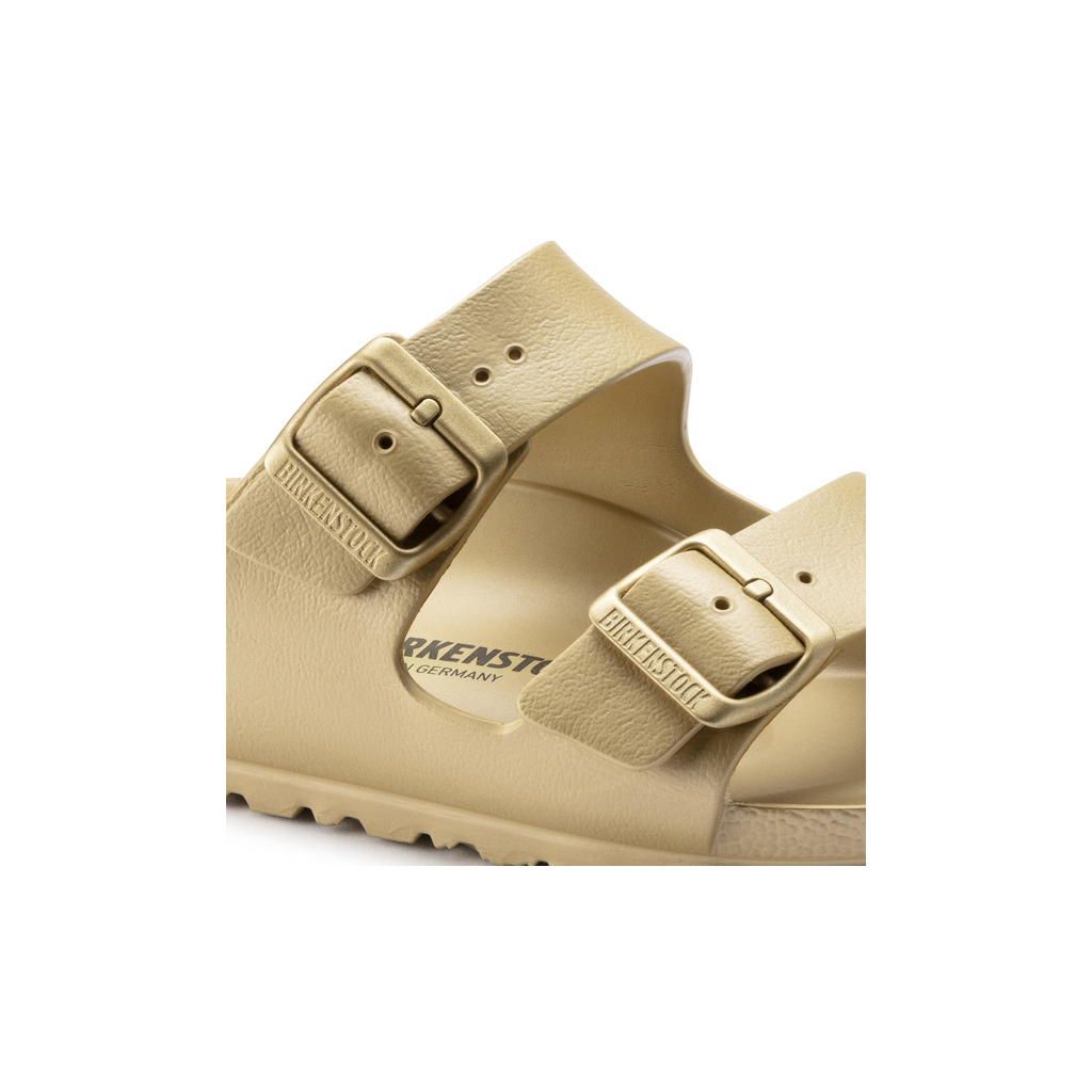 Detail van de gespen op de Birkenstock Arizona EVA glamour gold slipper verstelbare bandjes waterdicht kunststof