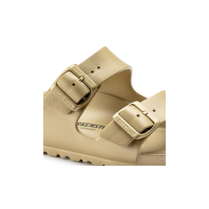Detail van de gespen op de Birkenstock Arizona EVA glamour gold slipper verstelbare bandjes waterdicht kunststof