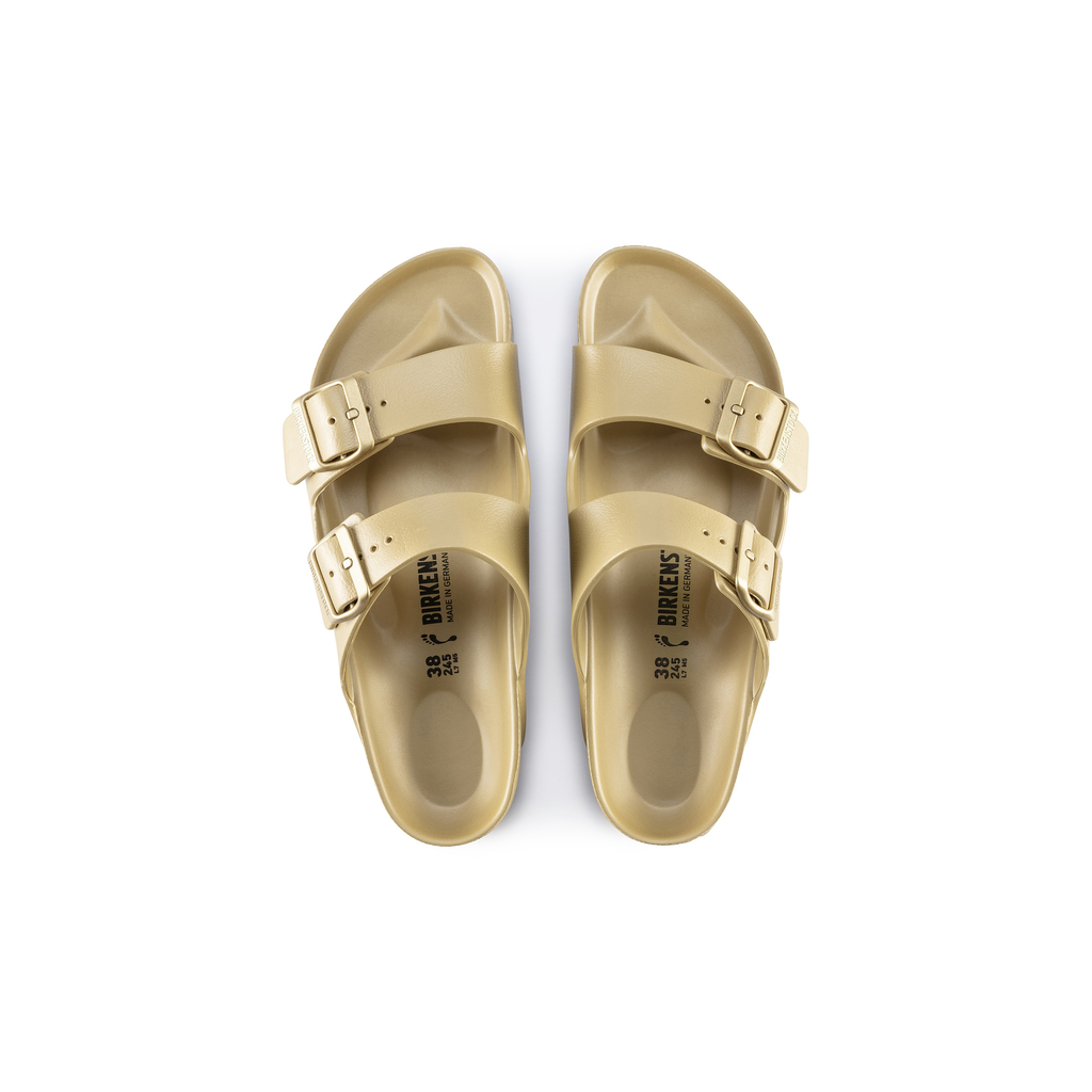 Bovenaanzicht van gouden Birkenstock Arizona EVA slippers met twee verstelbare gespen en waterdicht materiaal