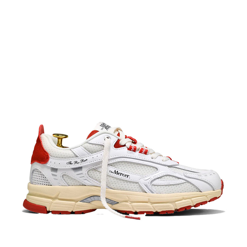 Witte Mercer Re-Run sneaker met rode accenten en crèmekleurige zool, voor tieners en volwassenen