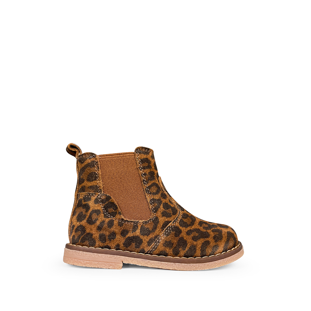 Romagnoli kinderschoen in leopardprint suède, Chelsea-model met cognackleurig elastiek, zijaanzicht.