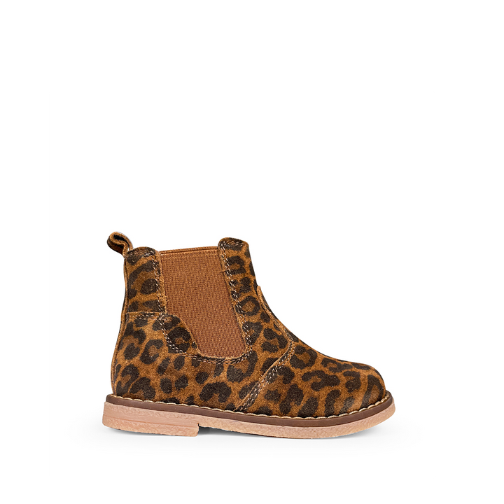 Romagnoli kinderschoen in leopardprint suède, Chelsea-model met cognackleurig elastiek, zijaanzicht.