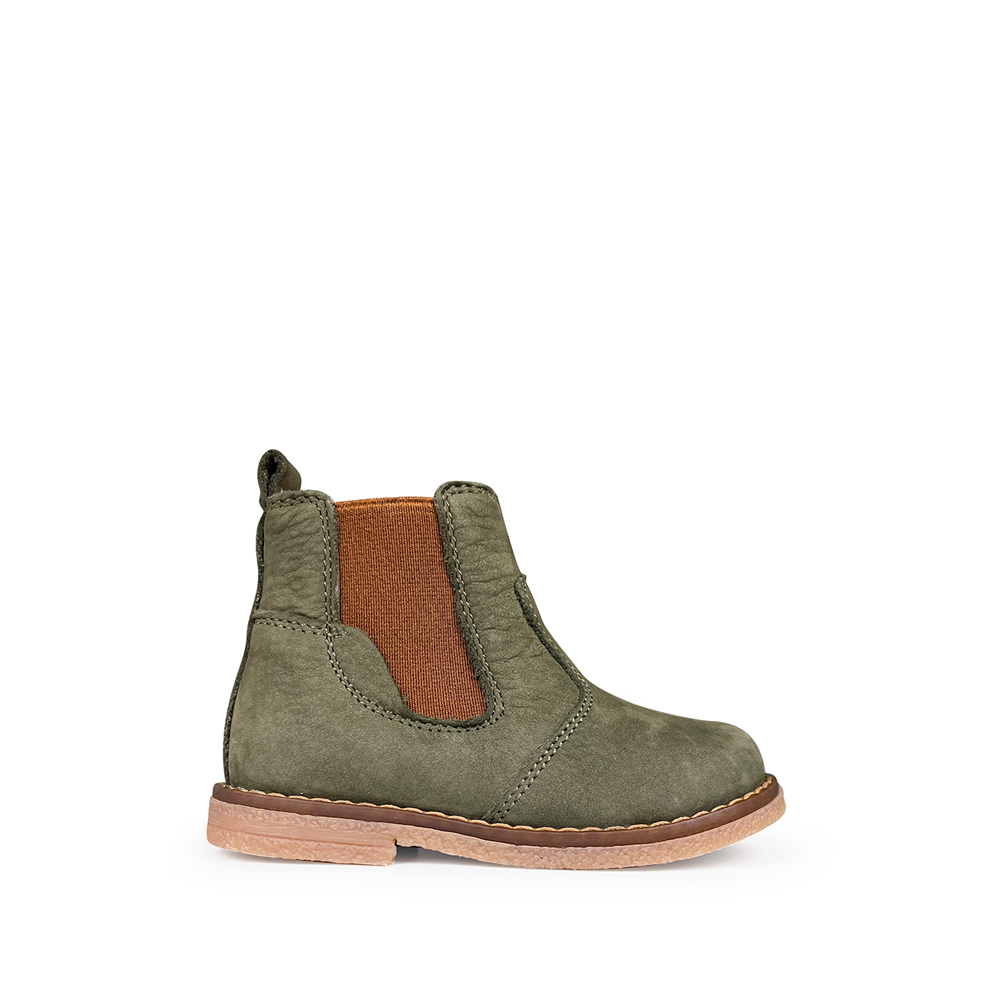 Romagnoli kinderschoen in olijfgroen nubuck met elastiek, zijaanzicht.