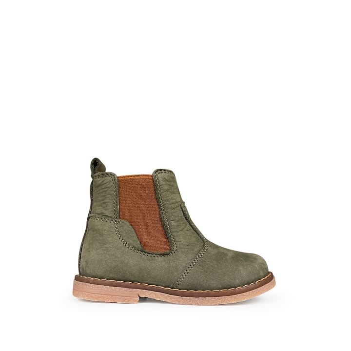 Romagnoli kinderschoen in olijfgroen nubuck met elastiek, zijaanzicht.