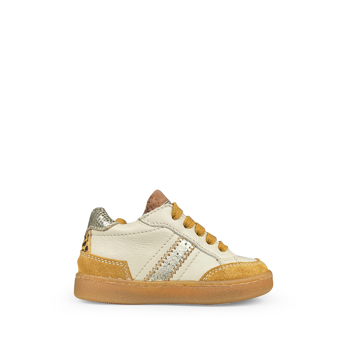 Romagnoli kindersneaker in wit leer met gouden veters en zilveren streep, zijaanzicht.