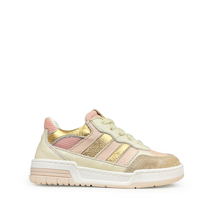 Ocra meisjessneaker met roze en gouden details, zijaanzicht – verkrijgbaar bij Anna Pops
