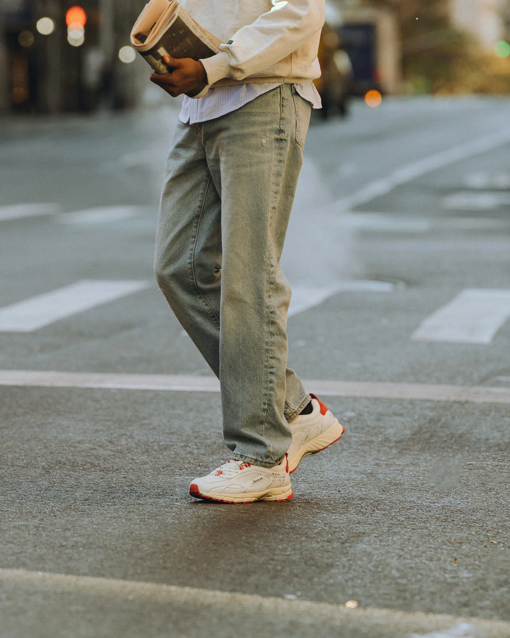 Mercer Re-Run sneakers wit met rood gedragen op straat, unisex model voor tieners en volwassenen
