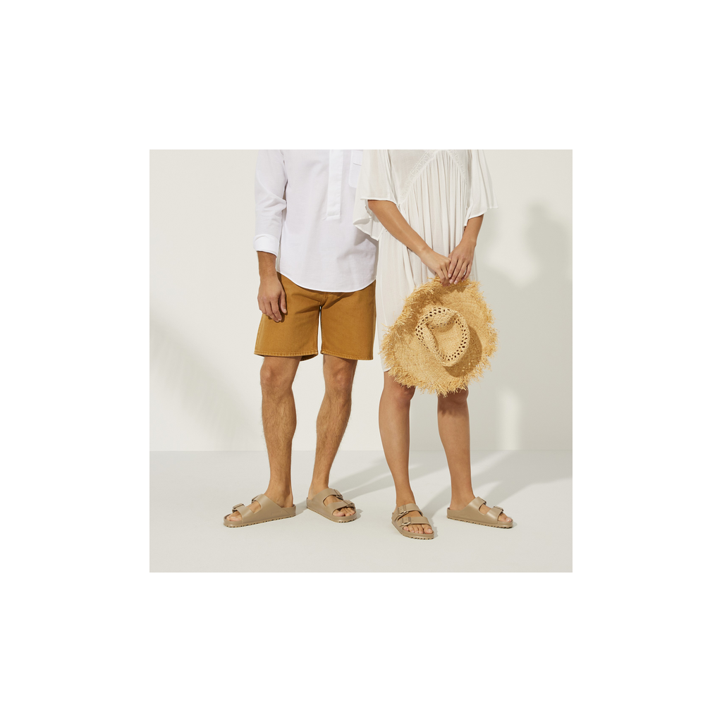 Birkenstock Arizona EVA slippers glamour goud gedragen door man en vrouw ideaal als waterdichte zomer slipper