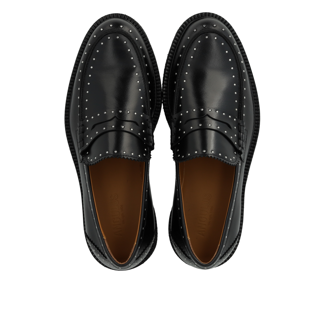 Elegante zwarte instapper van Angulus met metalen studs – bovenaanzicht