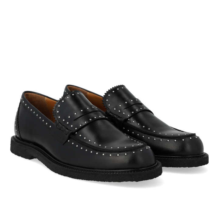 Zwarte leren damesloafer van Angulus met zilveren studs – zijaanzicht