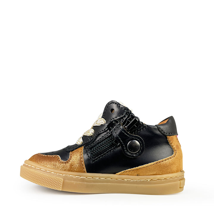 Zwarte kindersneaker met brons-metallic afwerking – zijaanzicht rechts