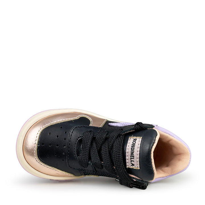 Bovenaanzicht zwarte kindersneaker Rondinella – veters en tong