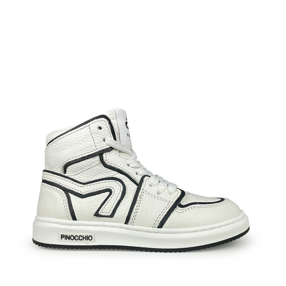 Witte sneaker met zwarte lijnen
