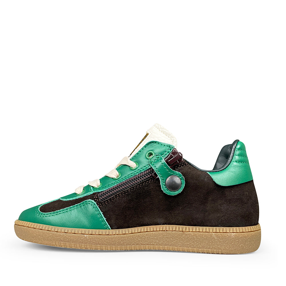 Kindersneaker zwart suède met groene details – zijaanzicht rechts