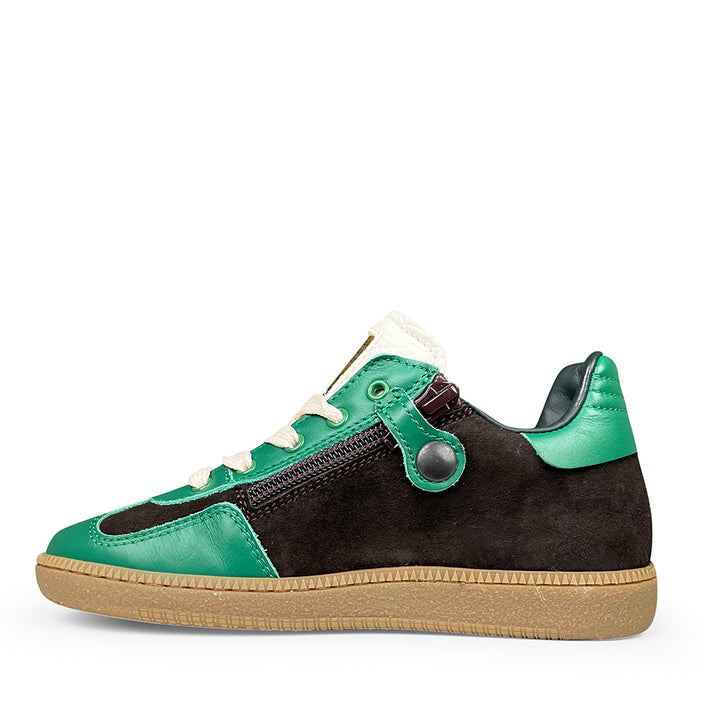 Kindersneaker zwart suède met groene details – zijaanzicht rechts