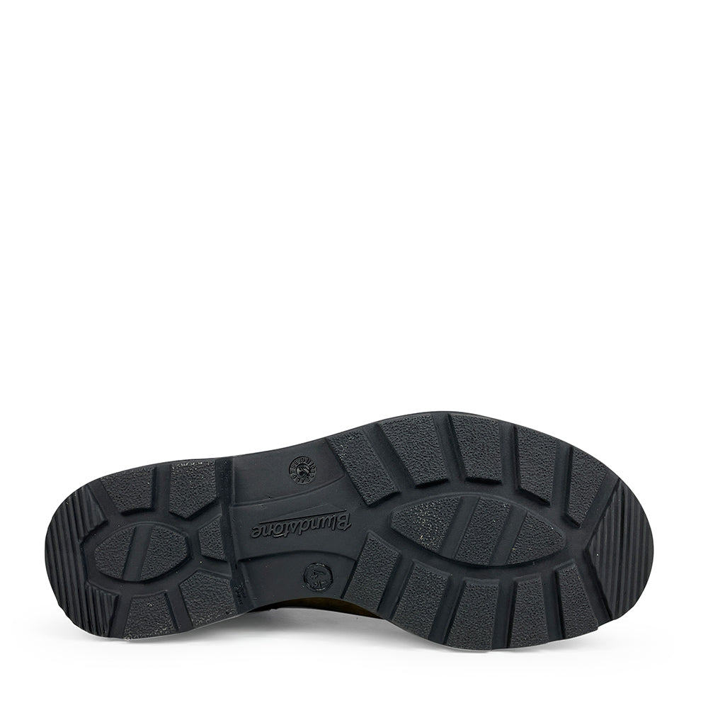 Close-up van de zwarte rubberen profielzool van Blundstone Classic Clay 2446 laars, met merklogo zichtbaar