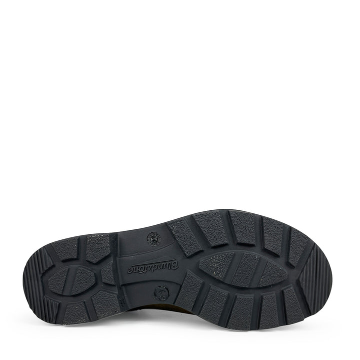 Close-up van de zwarte rubberen profielzool van Blundstone Classic Clay 2446 laars, met merklogo zichtbaar