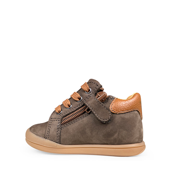 Bruine velours kindersneaker met cognac details van Babybotte met ritssluiting