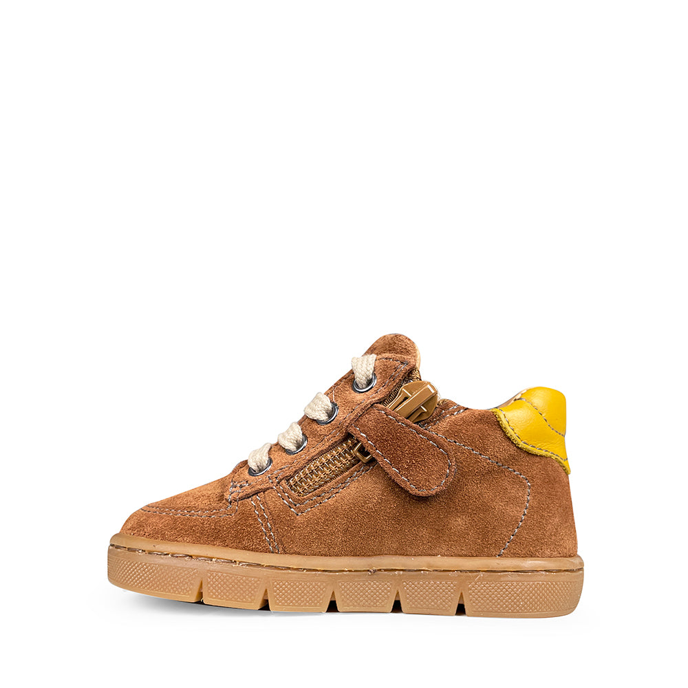 Bruine velours kindersneaker met gele accenten van Babybotte met ritssluiting