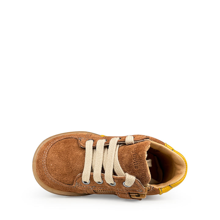 Bruine velours kindersneaker met gele accenten van Babybotte bovenaanzicht