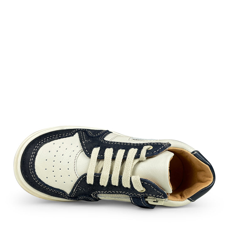 Bovenaanzicht van donkerblauw-witte leren Babybotte kindersneaker met veters en perforaties op de neus
