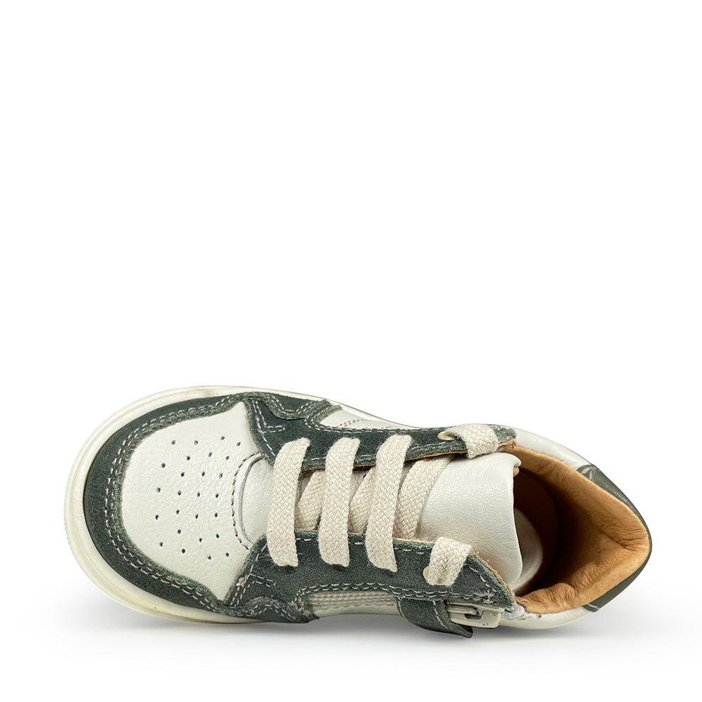 Babybotte kindersneaker  bovenaanzicht in groen en gebroken wit ledercombinatie en witte veters