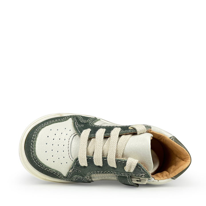 Babybotte kindersneaker  bovenaanzicht in groen en gebroken wit ledercombinatie en witte veters