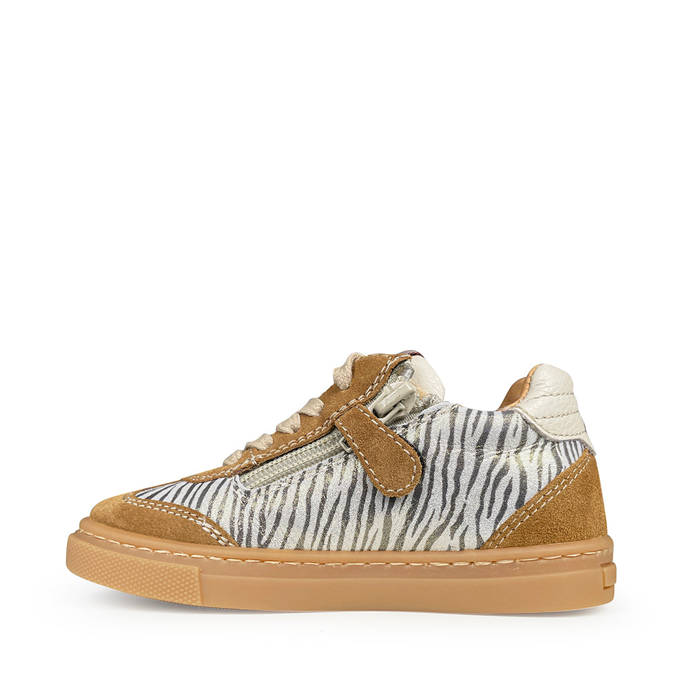 Babybotte sneaker in cognac suède met zebraprint, zijaanzicht.