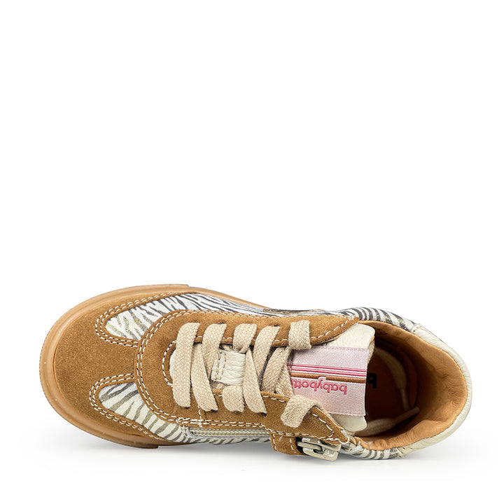 Babybotte sneaker met beige veters en zebraprint, bovenaanzicht.