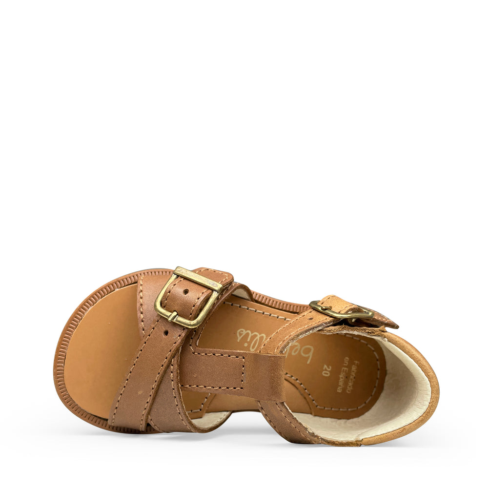 Bovenaanzicht van cognackleurige leren kindersandaal van Beberlis met twee gespen en leren binnenzool