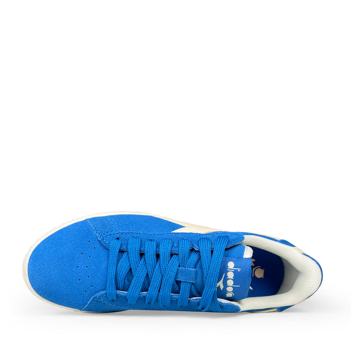 Bovenaanzicht van de blauwe Diadora sneaker met witte veters en logo op de tong.