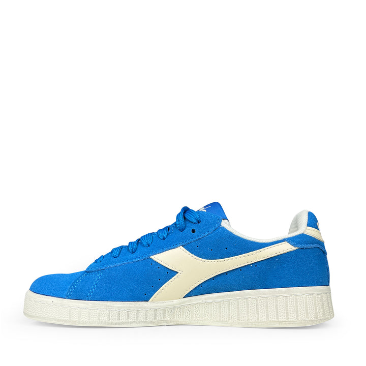 Binnenzijde van de blauwe Diadora sneaker met contrasterend wit logo en witte zool.